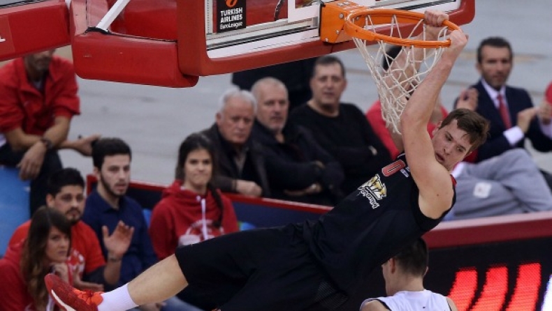 Και κλέψιμο και κάρφωμα ο Αγραβάνης! (vid)