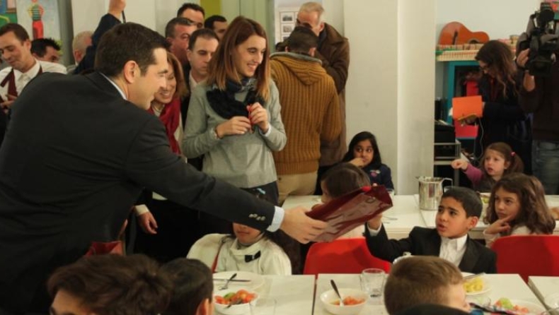 Ο Τσίπρας ζήτησε από ένα παιδάκι την... γραβάτα του! (vid)