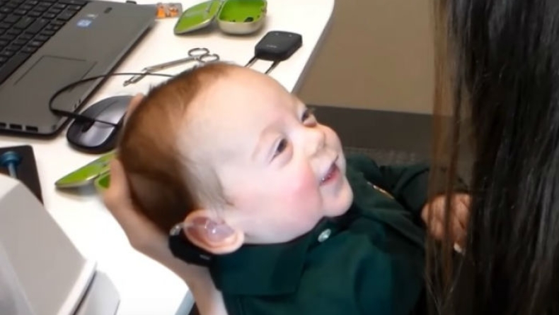 Η υπέροχη αντίδραση ενός μωρού που ακούει για πρώτη φορά (vid)