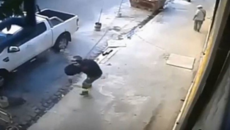 Πήγε να τον κλέψει και βρέθηκε με τρεις σφαίρες "δώρο" (vid)