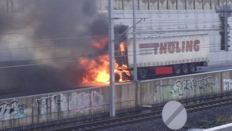 ΤΩΡΑ: Νταλίκα πήρε φωτιά στην Αττική Οδό (pics)