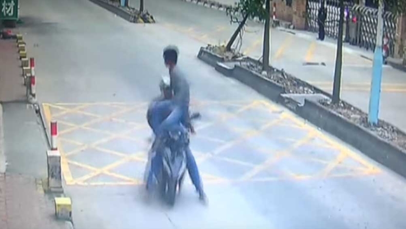 Κινηματογραφική ακινητοποίηση κλέφτη από φορτηγατζή (video)