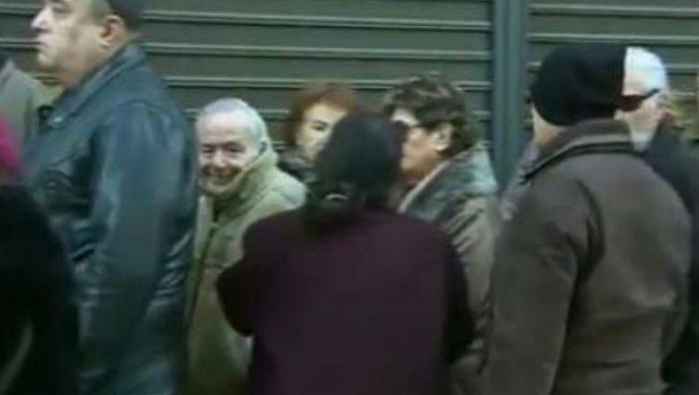 Ουρές συνταξιούχων έξω από ΑΤΜ για το έκτακτο βοήθημα (pics)