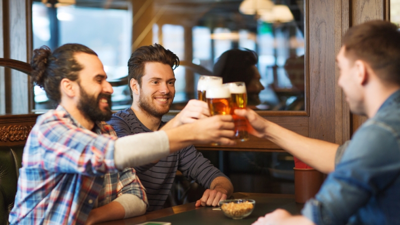 Έρευνα έδειξε ότι οι άντρες για να είναι υγιείς πρέπει να πίνουν συχνά με τους φίλους τους!