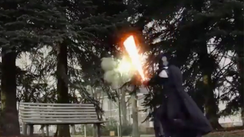 Βγήκαν τα φωτόσπαθα μεταξύ Ted και Darth Vader (vid)