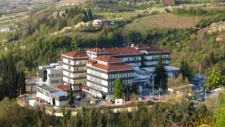 Διαπληκτίστηκαν για ένα κινητό τηλέφωνο και τον τραυμάτισε με ψαλίδι
