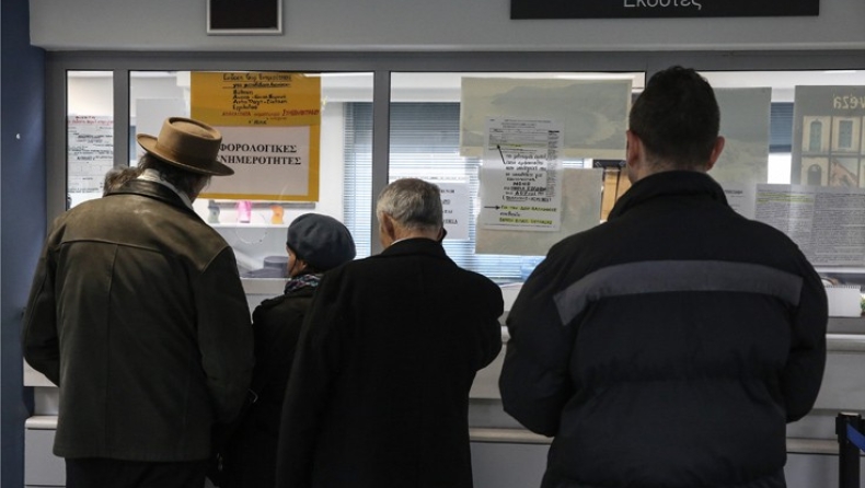 Χαμός στις εφορίες για να κλείσουν τα «μπλοκάκια»