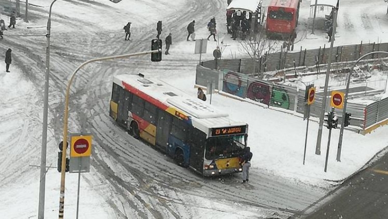 Οδηγός του ΟΑΣΘ, παρά το χιόνι, δεν άνοιγε τις πόρτες για επιβάτη (pics)