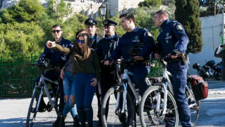 Aστυνομικοί βγάζουν selfie με κοπέλες στην Ακρόπολη (pics)