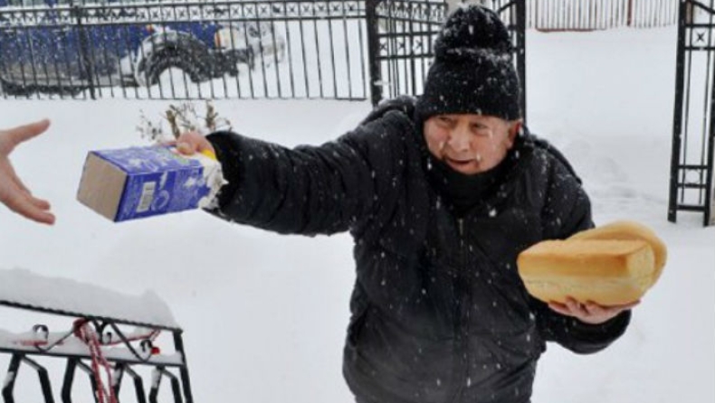 Φούρναρης μοιράζει ψωμί και γάλα στους αποκλεισμένους των Τρικάλων (pics & vid)