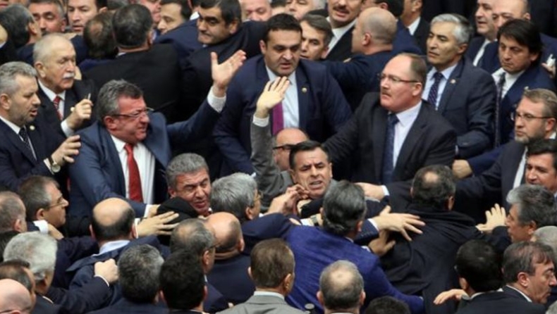 Ξύλο στην τουρκική Βουλή για τον «σουλτάνο» τον Ερντογάν (vid)