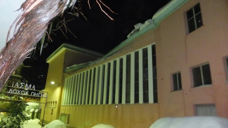 Κατέρρευσε από το χιόνι η στέγη του θεάτρου Αγιάσου στη Μυτιλήνη (pics)