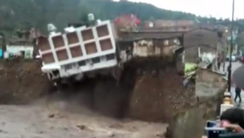 Ξενοδοχείο στο Περού έπεσε μέσα σε ποτάμι (vid)