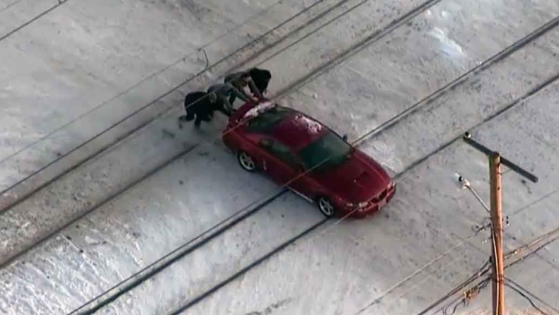 Μόλις 10 δλ. πριν έρθει το τραίνο! (video)