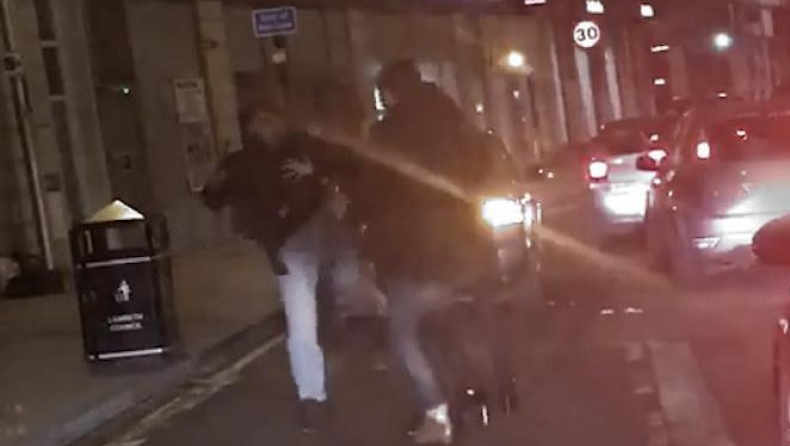 Οδηγός της Uber δέρνει επιβάτη (video)