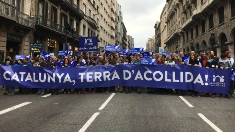 Χιλιάδες κόσμου στους δρόμους της Βαρκελώνης υπέρ των προσφύγων (vids)