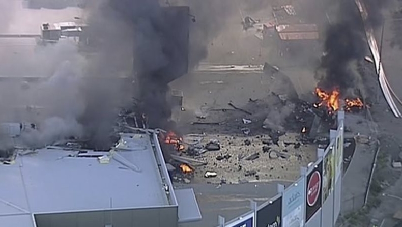 Αυστραλία: Αεροπλάνο συνετρίβη σε εμπορικό κέντρο, πέντε οι νεκροί (pics)