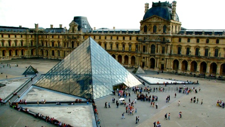 Λήστεψαν το Μουσείο του Λούβρου στο Παρίσι: Αυτή είναι η λεία των δραστών (vid)