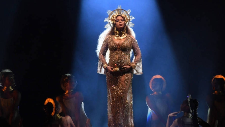 Η εκπληκτική εμφάνιση της εγκύου Beyonce στα Grammys (vid)
