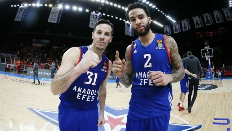 Ερτέλ υψώνει, Χάνεϊκατ καρφώνει (vid)