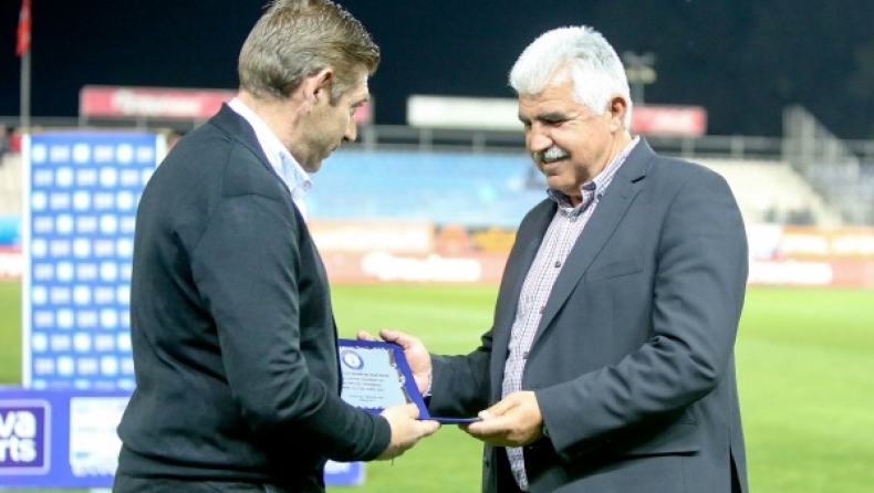 Ο «μαθητής» βράβευσε τον «δάσκαλο»