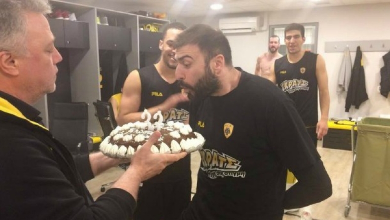 Τα 33 κεράκια του Βασιλειάδη και ο... συντονιστής Ντίξον (vid & pics)