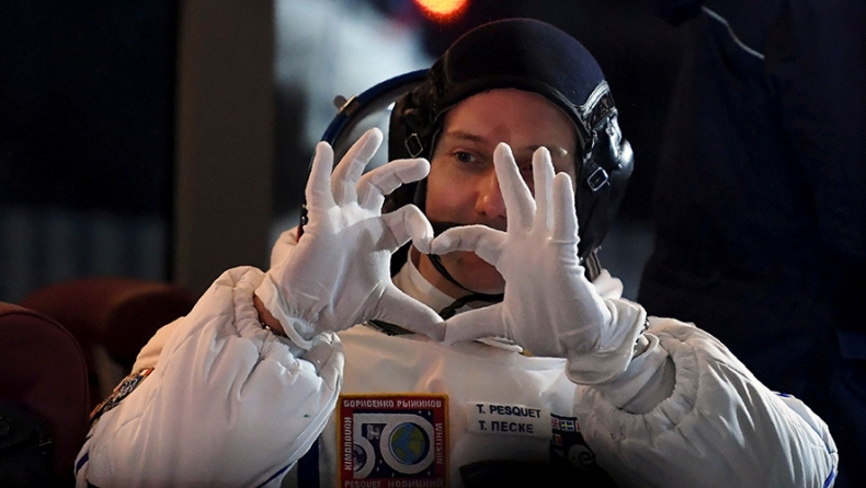Κουμπάρος πήρε τα δαχτυλίδια του γάμου στο διάστημα (pics)