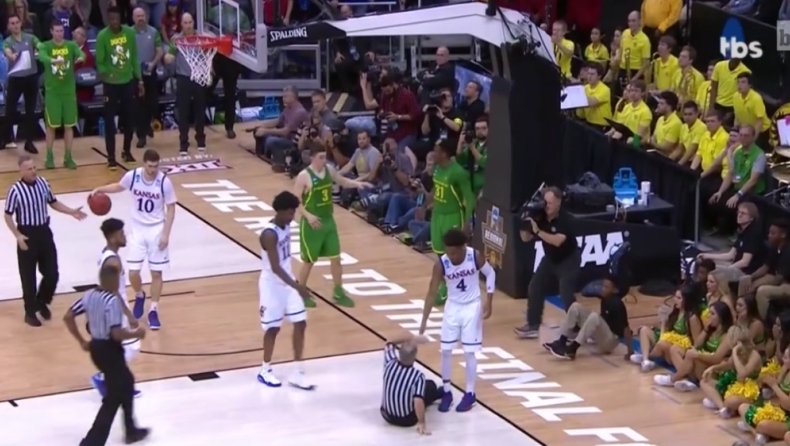 «Έφαγε» τούμπα ο διαιτητής στο Όρεγκον-Κάνσας! (vid)