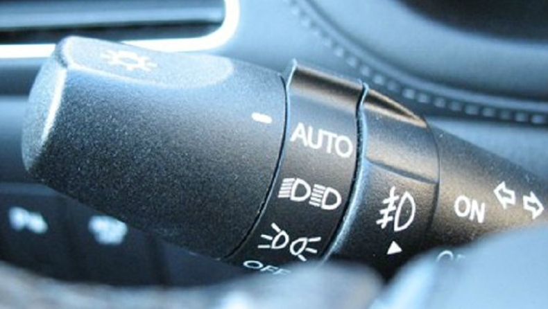 Κρητικός περιγράφει πως λειτουργούν τα φλας και γίνεται viral (vid)