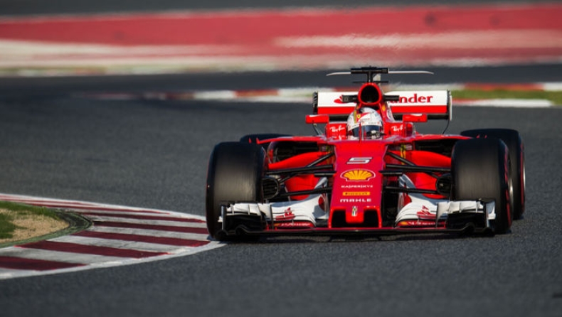 Τι σχέση έχει η Ferrari του Φέτελ με γνωστή πορνοστάρ;