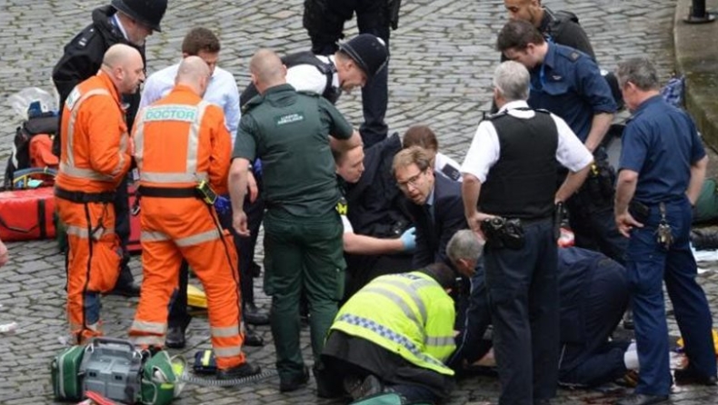 Βρετανός βουλευτής έτρεξε να βοηθήσει τον μαχαιρωμένο φρουρό! Υπέκυψε το θύμα (pics)