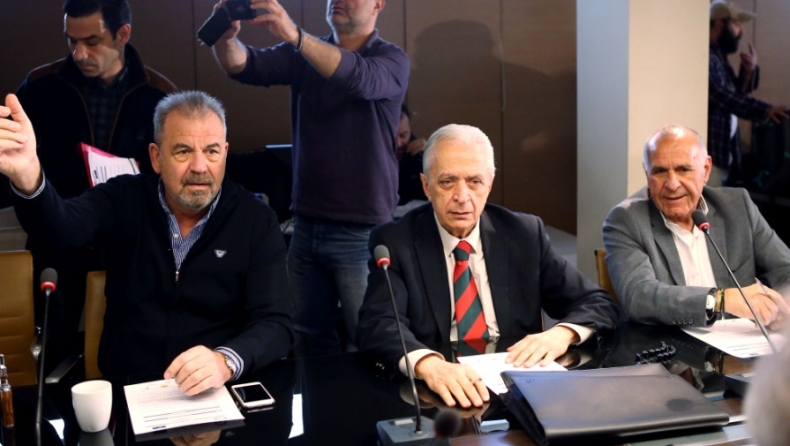 Ο Καραπαπάς ειρωνεύεται τον Κωνσταντίνου (pic)