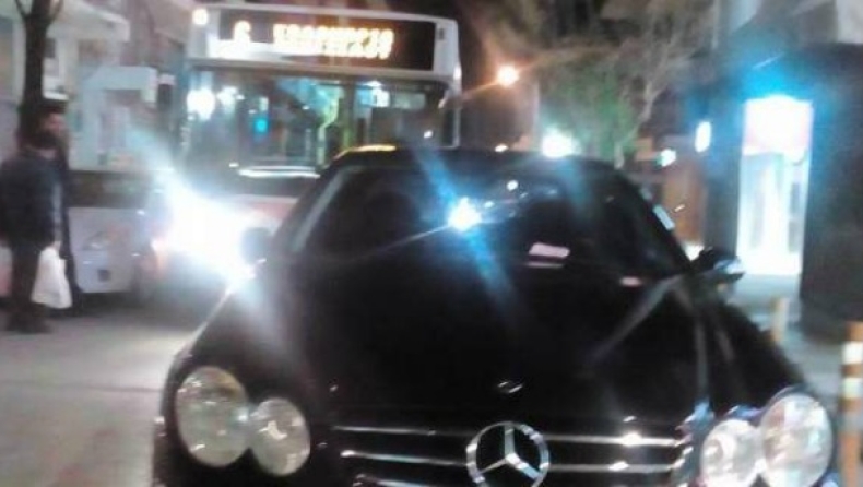 Θεσσαλονίκη: Πολίτες «σήκωσαν» αυτοκίνητο που εμπόδιζε τη διέλευση λεωφορείου (vid)