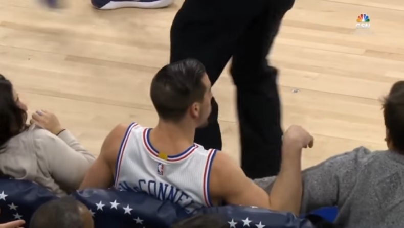 Έσωσε την μπάλα και άραξε στην πρώτη σειρά ο ΜαΚόνελ! (vid)