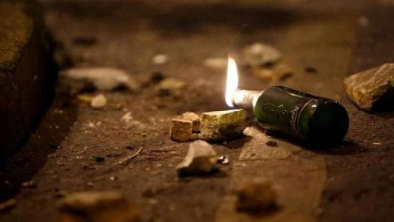 Επίθεση με πέτρες και μολότοφ σε διμοιρία των ΜΑΤ μπροστά στα γραφεία του ΠΑΣΟΚ!