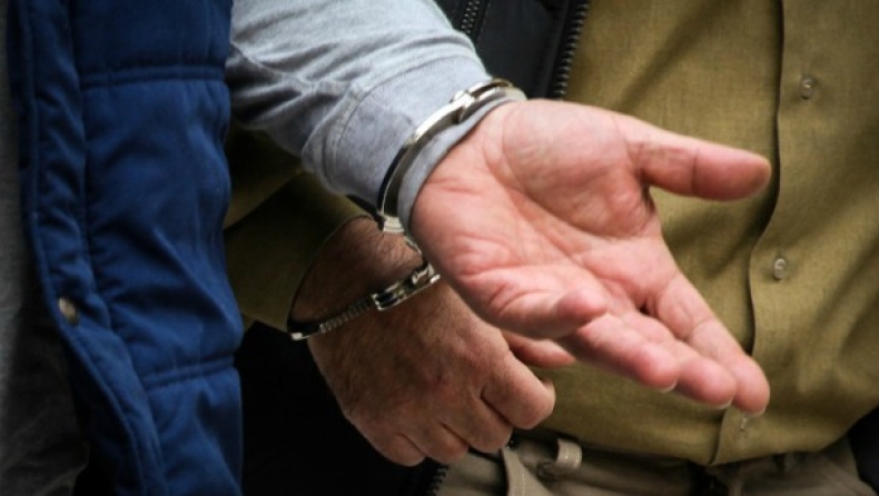 Συνελήφθη 80 χρόνος για κατοχή πιστολιών και κροτίδων