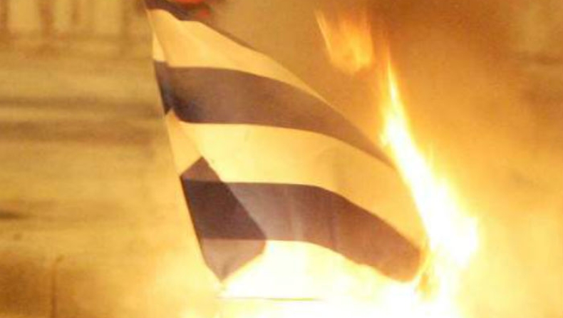 «Συγνώμη για το κάψιμο της σημαίας», είπε 21χρονος