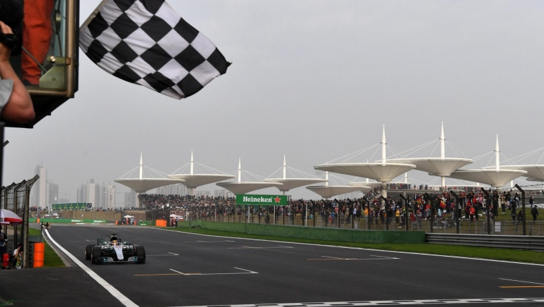 Σταθερός και νικητής στην Κίνα ο Χάμιλτον