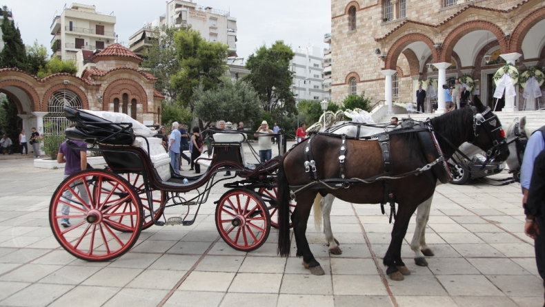 Άλογο συγκρούστηκε με ταξί στο κέντρο της Αθήνας! (pic)