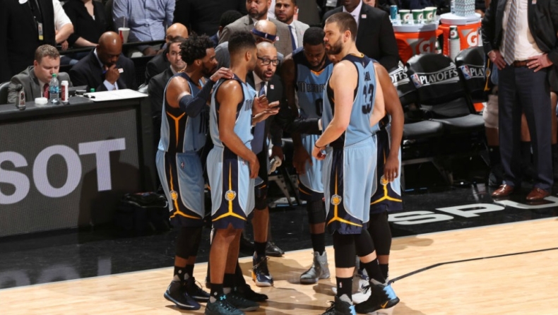 Οι παίκτες των Γκρίζλις πληρώνουν το πρόστιμο του προπονητή τους!