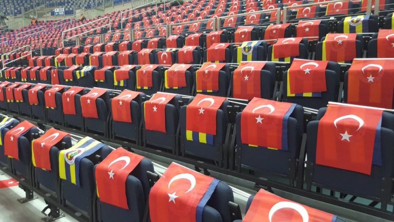 Γεμάτη τουρκικές σημαίες η έδρα της Φενέρ! (pics)