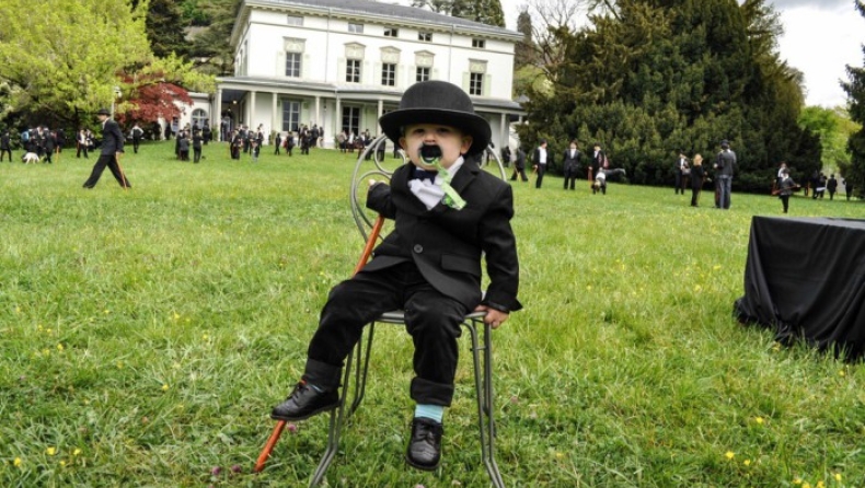 662 «Τσάρλι Τσάπλιν» τίμησαν τον εμβληματικό ηθοποιό (pics & vid)