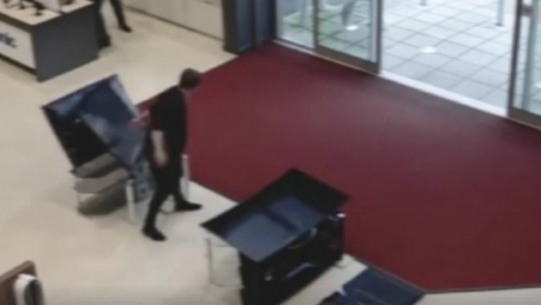 Του πήρε 5'' για να καταστρέψει τέσσερις τηλεοράσεις! (vid)