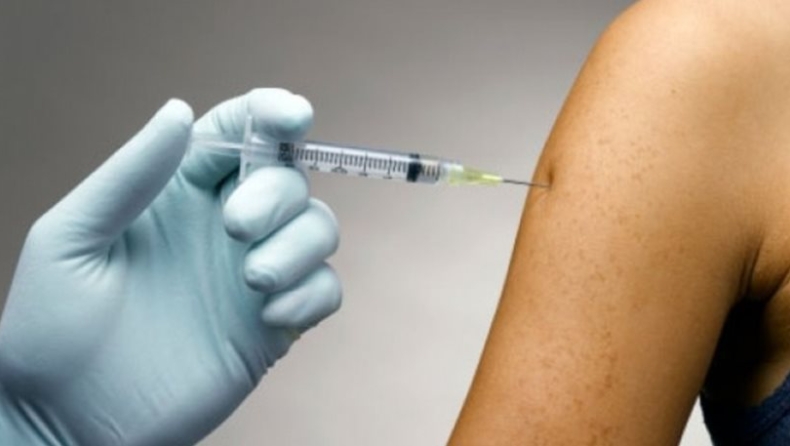 Με επιφύλαξη αντιμετωπίζουν οι Έλληνες τα εμβόλια