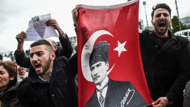 O υπουργός Ευρωπαϊκών Υποθέσεων της Τουρκίας κάνει λόγο για πολιτικά υποκινούμενες επικρίσεις για το δημοψήφισμα