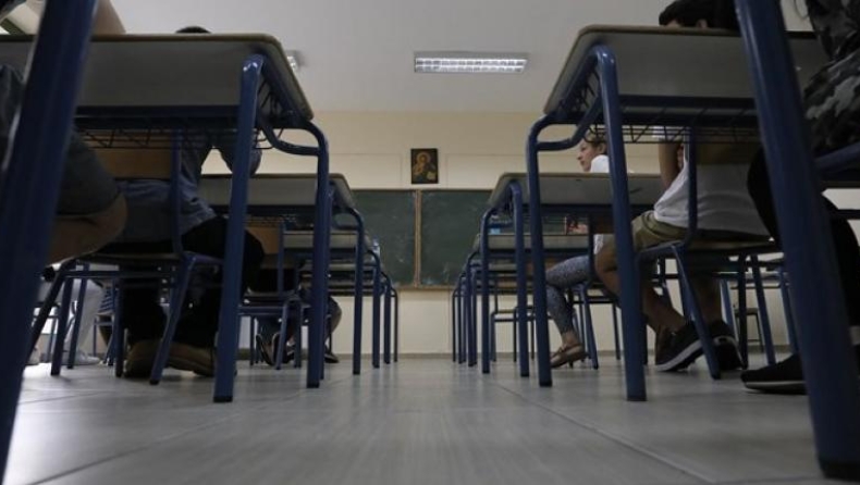 Πρόσφυγες ξανακάθονται στα θρανία για να μάθουν ελληνικά