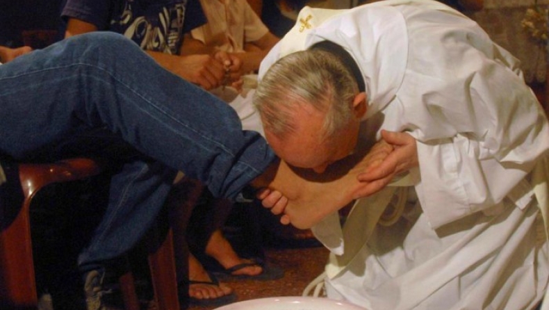 O Πάπας έπλυνε τα πόδια μετανοημένων μαφιόζων