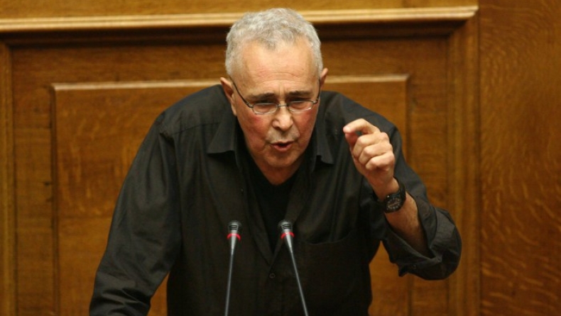 Ζουράρις: «Βουντού, βουντού και μια... καρφίτσα μαύρη» (vid)