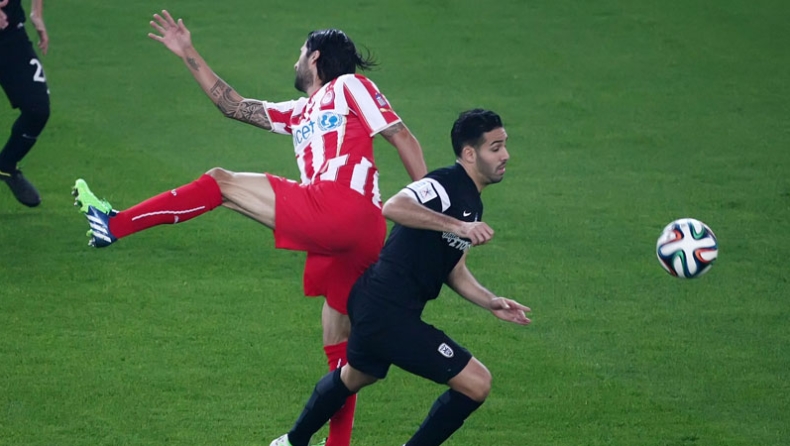 Ο Γκολάσα και η… θάλασσα από μπουκάλια στον Πειραιά