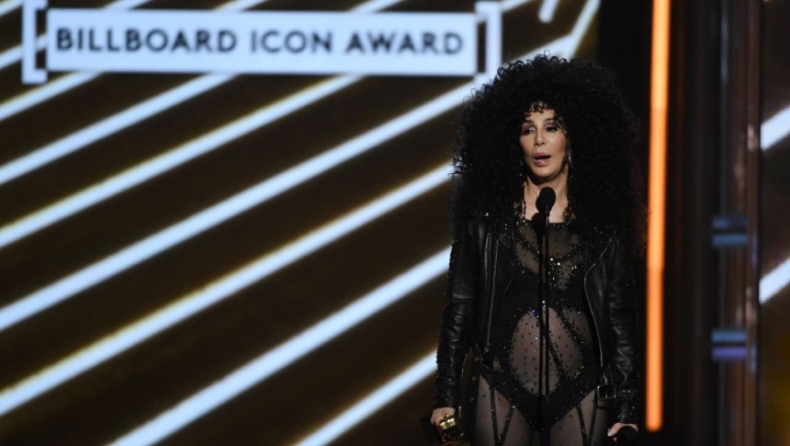 Η 71χρονη Cher έκανε την εμφάνιση της χρονιάς στα βραβεία Billboard (pics & vid)